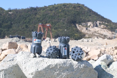 Uso del abridor de agujeros en herramientas de perforación de pozos de agua